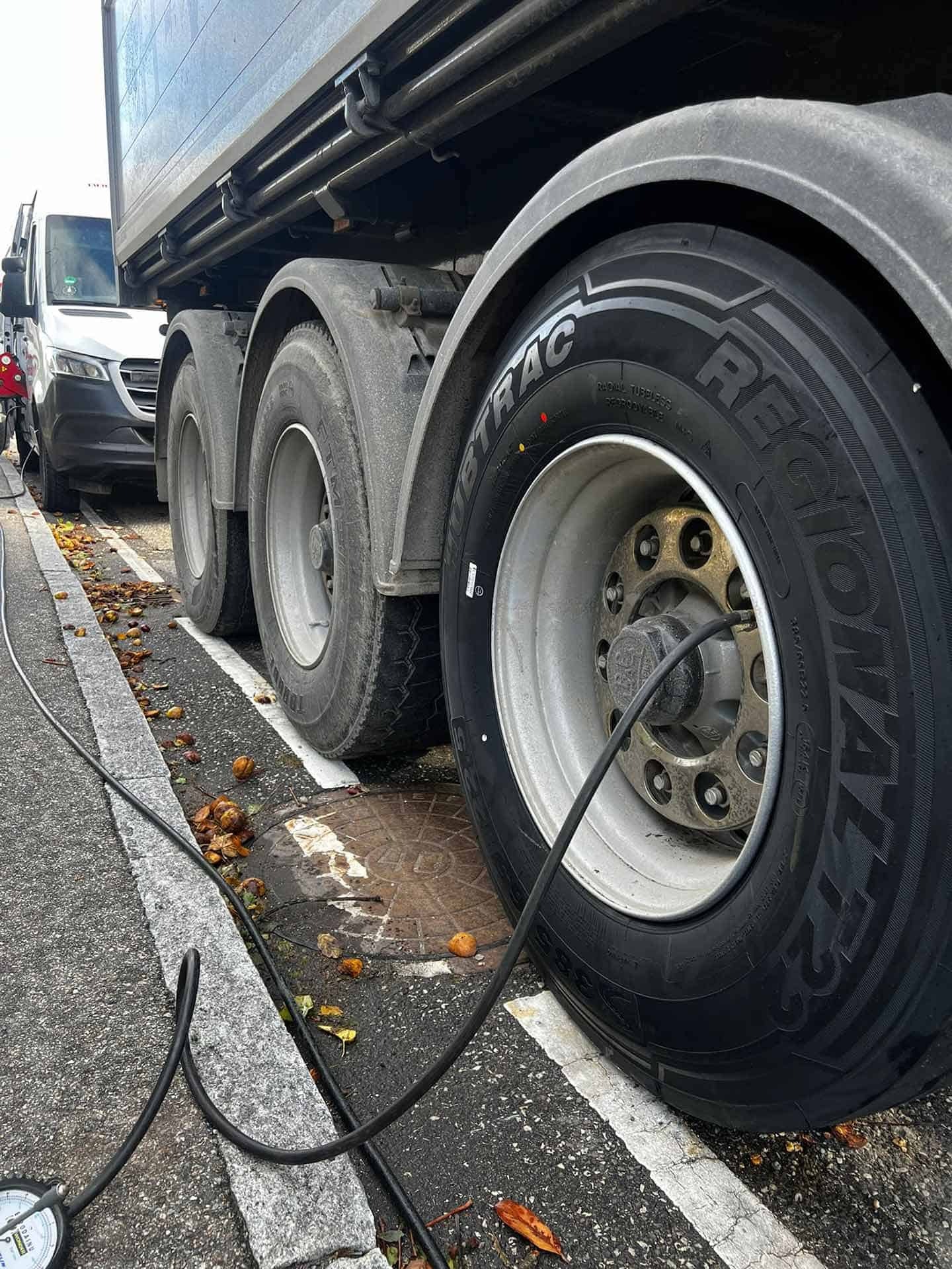 Den ultimative guide til valg af lastbildæk: Sikkerhed, økonomi og holdbarhed